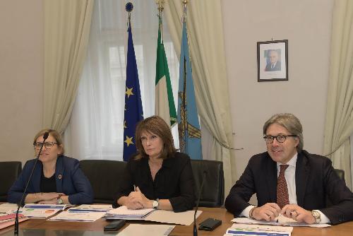 Gli assessori regionali Sergio Emidio Bini e Alessia Rosolen assieme alla direttrice dell'Agenzia Lavoro&Sviluppoimpresa Lydia Alessio Vernì